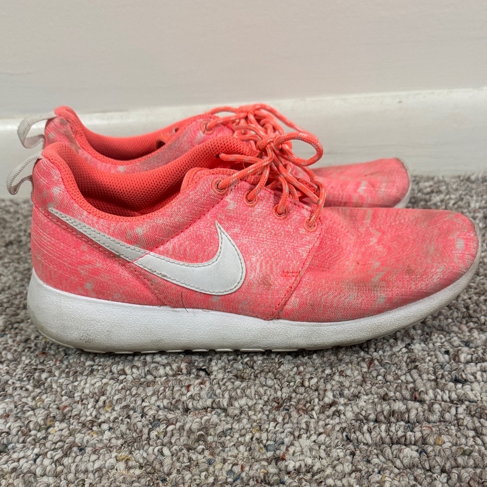 Nike Women's Roshe Run Coral Sneakers